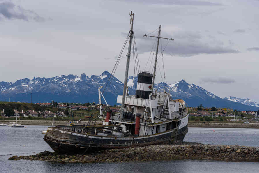 Argentina 122 - Ushuaia - puerto - antiguo remolcador Saint Christophe.jpg